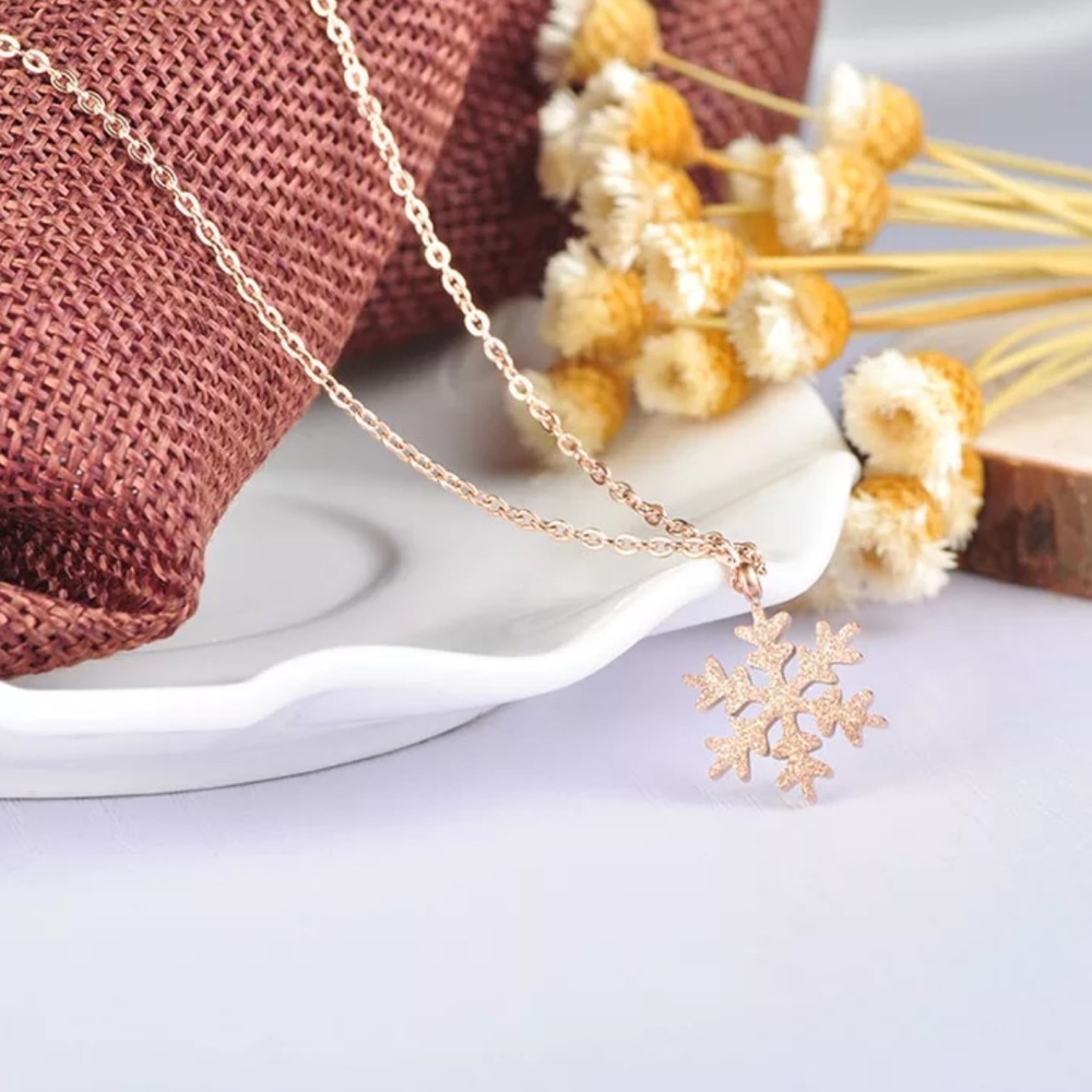 18k Rose Gold Sparkly Snowflake Necklace 🎁
